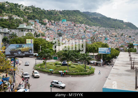 Kreisverkehr, hinter diesem Slum Jalousie, Pétionville, Port-au-Prince, Haiti Ouest, Stockfoto