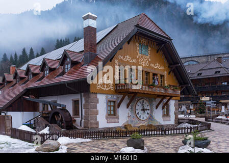 Alte Schwarzwaldhaus mit Ventilator Malerei und große Wanduhr, Breitnau im Schwarzwald, Baden-Württemberg, Deutschland Stockfoto