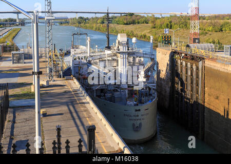 Frachter verlässt Lock 3, Welland Canal, St. Catharines, Ontario, Kanada Stockfoto