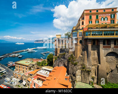 Feriendorf Bleu Village mit Hafen Marina Piccola und Grand Hotel Excelsior, Sorrento, Halbinsel von Sorrent, Amalfiküste Stockfoto