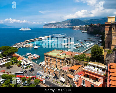 Feriendorf Bleu Village und den Hafen Marina Piccola, Sorrento, Halbinsel von Sorrent, Amalfiküste, Italien Stockfoto