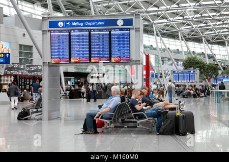 Menschen im Terminal, Flughafen Düsseldorf, Düsseldorf, Nordrhein-Westfalen, Deutschland Stockfoto