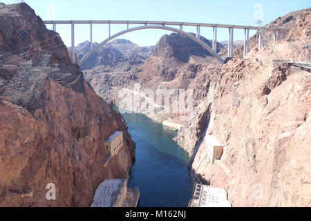 Hoover Dam Canal und der Mike O'Callaghan - Pat Tillman Memorial Bridge Stockfoto