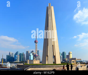 Shanghai, China - 1. November 2017: Das Denkmal für die Helden des Volkes vom Bund mit dem Pudong Skyline im Hintergrund. Stockfoto