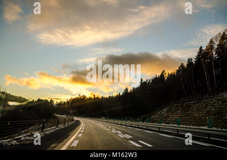 Schöne Aussicht auf den Sonnenuntergang entlang der Straße von Asahikawa Hokkaido in Sapporo, der größten Stadt. Fahren in Hokkaido ist erstaunlich。 Stockfoto