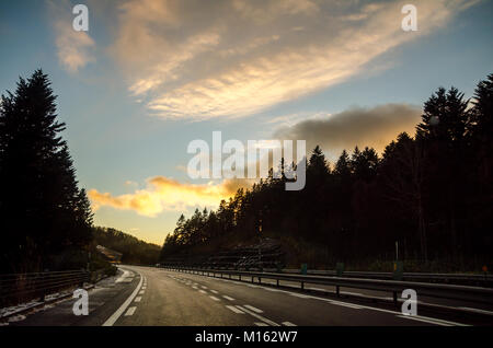 Schöne Aussicht auf den Sonnenuntergang entlang der Straße von Asahikawa Hokkaido in Sapporo, der größten Stadt. Fahren in Hokkaido ist erstaunlich。 Stockfoto