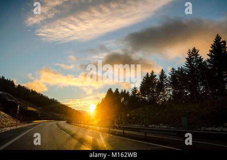 Schöne Aussicht auf den Sonnenuntergang entlang der Straße von Asahikawa Hokkaido in Sapporo, der größten Stadt. Fahren in Hokkaido ist erstaunlich。 Stockfoto