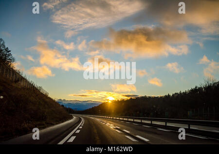 Schöne Aussicht auf den Sonnenuntergang entlang der Straße von Asahikawa Hokkaido in Sapporo, der größten Stadt. Fahren in Hokkaido ist erstaunlich。 Stockfoto