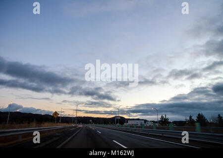 Schöne Aussicht auf den Sonnenuntergang entlang der Straße von Asahikawa Hokkaido in Sapporo, der größten Stadt. Fahren in Hokkaido ist erstaunlich。 Stockfoto