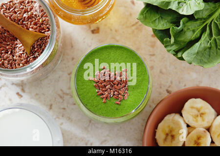 Gesunden grünen Smoothie mit Spinat, Banane und Leinsamen. Grüne detox Smoothie zur Gewichtsreduktion. Stockfoto