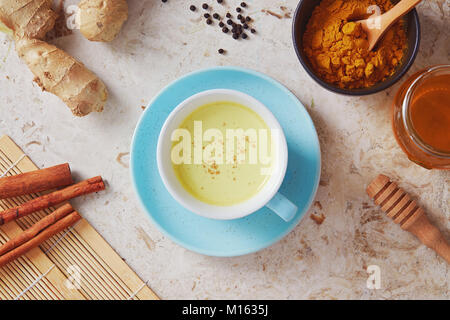 Köstliche detox Drink aus der Gelbwurz, Ingwer, Milch, Honig und Zimt. Gesund und aromatisch Gelbwurz golden Milch Tee. Stockfoto