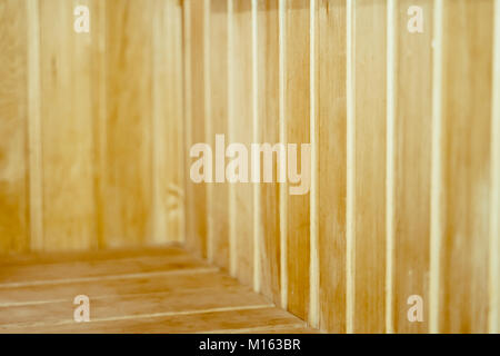 Der Innenbereich der Sauna - Regale, Fenster, Lampe, niemand Stockfoto