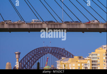 Die Anzac Bridge ist eine 8-spurige Schrägseilbrücke überspannt Johnstons Bay zwischen Pyrmont und Glebe Insel (Teil der Vorort von rozelle) in Sydney. Stockfoto