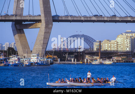 Die Anzac Bridge ist eine 8-spurige Schrägseilbrücke überspannt Johnstons Bay zwischen Pyrmont und Glebe Insel (Teil der Vorort von rozelle) in Sydney. Stockfoto