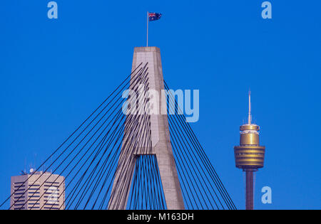 Die Anzac Bridge ist eine 8-spurige Schrägseilbrücke überspannt Johnstons Bay zwischen Pyrmont und Glebe Insel (Teil der Vorort von rozelle) in Sydney. Stockfoto