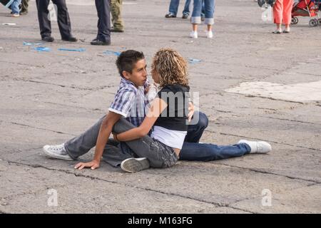 Junges Paar in der Liebe auf einem öffentlichen Platz in Mexiko Stadt sitzen. Stockfoto