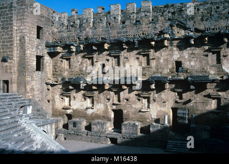 Stufe des Römischen Theater (c 2) bei Aspendos, von der griechischen Architekten Zenon in 155 AD, Antalya, Türkei gebaut. Das Gebäude gilt als die am besten erhaltenen Theater der Antike. Stockfoto