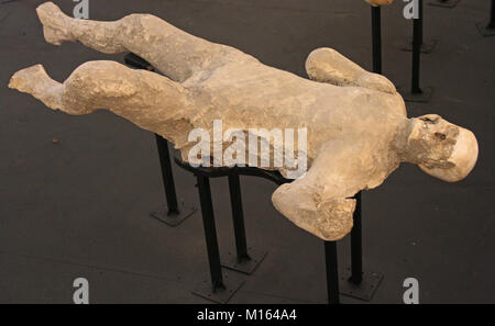 Einer der zwanzig Stimmen erhalten Opfer von der Vesuv-Ausbruch im Jahr 79 eine innen Sperrholz Pyramide, Pompeji, Kampanien, Italien. Stockfoto