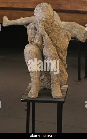 Einer der zwanzig Stimmen erhalten Opfer von der Vesuv-Ausbruch im Jahr 79 eine innen Sperrholz Pyramide, Pompeji, Kampanien, Italien. Stockfoto