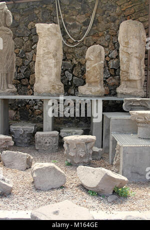 Unfertige/erodiert/verlassenen Statuen in Porta Nocera in der antiken Stadt Pompeji, Kampanien, Italien. Stockfoto