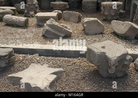 Erodierten Steinzeug in Porta Nocera in der antiken Stadt Pompeji in Kampanien, Italien verlassen. Stockfoto