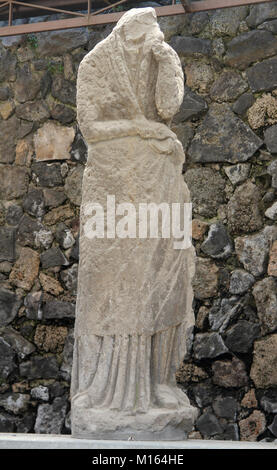 Erodiert aufgegeben kopflose Statue in Porta Nocera in der antiken Stadt Pompeji, Kampanien, Italien. Stockfoto