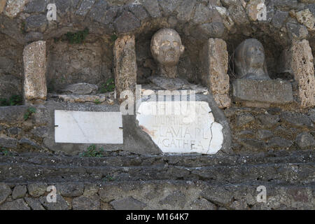 Büsten und Plaketten mit Inschriften über dem Eingang des Grabes 70 S von Publius Flavius Philoxsenus und Flavia Agathea auf Straße Via delle Tombe Por Stockfoto