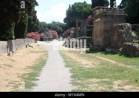 Straße Via Delle Tombe mit Gräbern, Porta Nocera, die antike Stadt Pompeji, Kampanien, Italien. Stockfoto