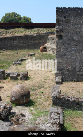 Dolia unter den alten Ruinen, Pompei, Kampanien, Italien. Stockfoto