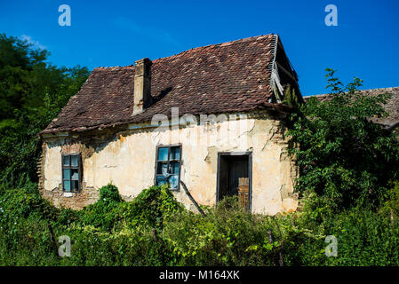 Alten, verlassenen Haus, wo niemand lebt mehr ruiniert Stockfoto