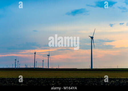 Windmühlen für erneuerbare elektrische Produktion von alternativer Energie Quelle bei Sonnenuntergang Stockfoto