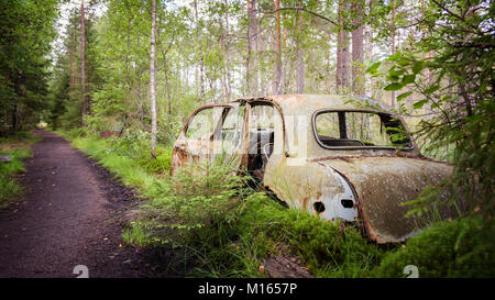 Alten, verlassenen Auto im Wald. Stockfoto