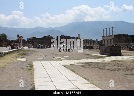 Weg zwischen dem Portikus vor dem Gebäude der Eumachia und die Überreste der zweistufigen Kolonnaden auf dem Forum, Pompeji, Kampanien, Italien. Stockfoto