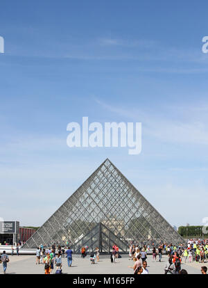 Der Louvre-Pyramide (Pyramide du Louvre) gegen blauen Himmel im Ehrenhof (Cour Napoleon), Paris, Frankreich. Stockfoto