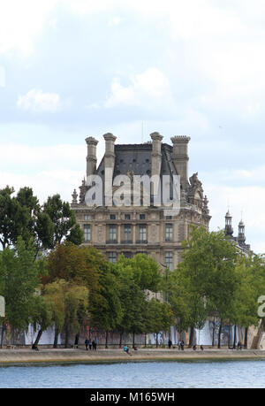 Ansicht des Louvre aus dem Seineufer, Paris, Frankreich. Stockfoto