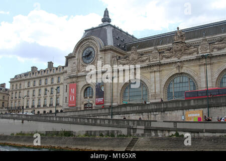 Ansicht der vorderen linken Uhr mit Werbung und Straßen von der Seine im Musée d'Orsay, Paris, Frankreich gesehen. Stockfoto