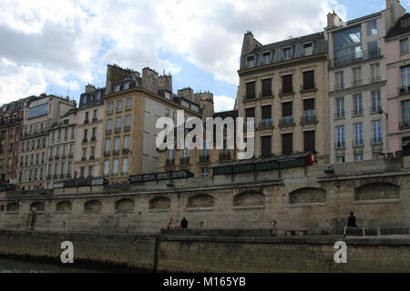 Appartementhäuser am Quai (Kai) des Grands Augustiner am Ufer der Seine, Paris, Frankreich. Stockfoto