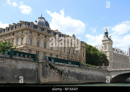 Blick auf The Paris Handelsgericht und der Conciergerie (ehemaliges Gefängnis) entlang der Seine, Paris, Frankreich. Stockfoto