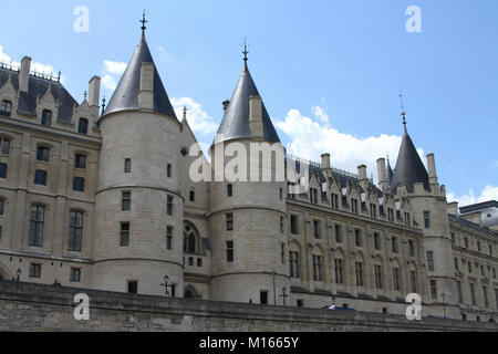 Blick in Richtung des Zentrums der Conciergerie mit kegelförmigen Türmen, Seineufer, Paris, Frankreich. Stockfoto