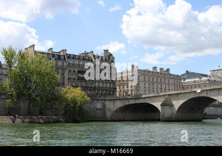 Le Pont Royal Brücke mit Blick auf die Gebäude, in denen Quai Voltaire Street und Quai Anatole France Straße treffen, Seine, Stockfoto