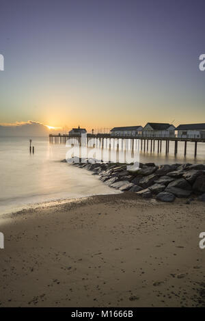 Southwold Pier bei Sonnenaufgang an der Küste von Suffolk Stockfoto