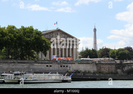 Batobus Yves Montand und Jean Gabin Kreuzfahrten, Vorhalle des Palais Bourbon - Hauptsitz für die Assemblee Nationale (Französische Nationalversammlung) auf der Stockfoto