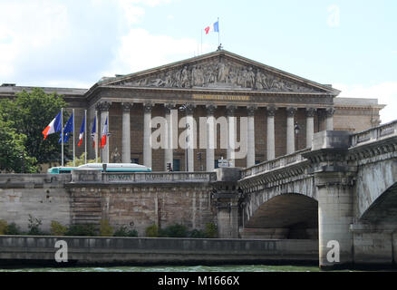 Portikus des Palais Bourbon - Hauptsitz für die Assemblee Nationale (Französische Nationalversammlung) und Pont de la Concorde auf dem linken Ufer der Sein Stockfoto