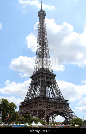 Blick auf Eiffelturm vom Seineufer, Paris, Frankreich. Stockfoto