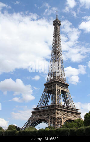 Blick auf Eiffelturm vom Seineufer, Paris, Frankreich. Stockfoto