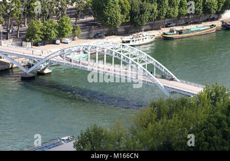 Ansicht der Passerelle Debilly auf der Seine von der Spitze des Eiffelturms, Paris, Frankreich. Stockfoto