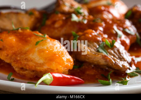 Nahaufnahme von roten Paprika und Gulasch Eintopf im Hintergrund Stockfoto