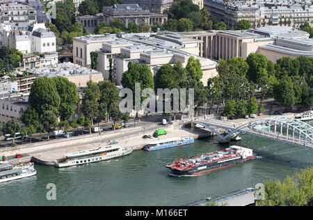 Blick nach Norden über den Fluss Seine: Kreuzfahrtschiffe, Lastkähne, Passerelle Debilly Brücke, den Palais de Tokyo (Palast von Tokyo) und dem Musee Galliera (Stadt Stockfoto