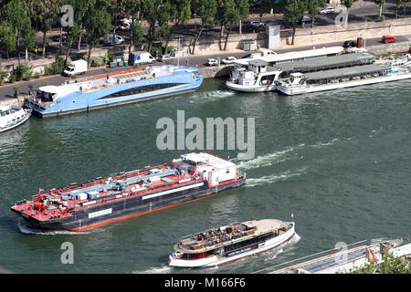 Blick nach Norden über den Fluss Seine: Kreuzfahrtschiffe, Lastkähne, Passerelle Debilly Brücke, den Palais de Tokyo (Palast von Tokyo) und dem Musee Galliera (Stadt Stockfoto