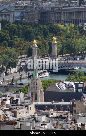 Blick über die Pont des Invalides und Pont Alexandre III, mit Eglise Americaine ein Paris (der amerikanischen Kirche in Paris) in der Front und das Hotel de la Ma Stockfoto